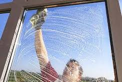 Nettoyage de surfaces vitrées